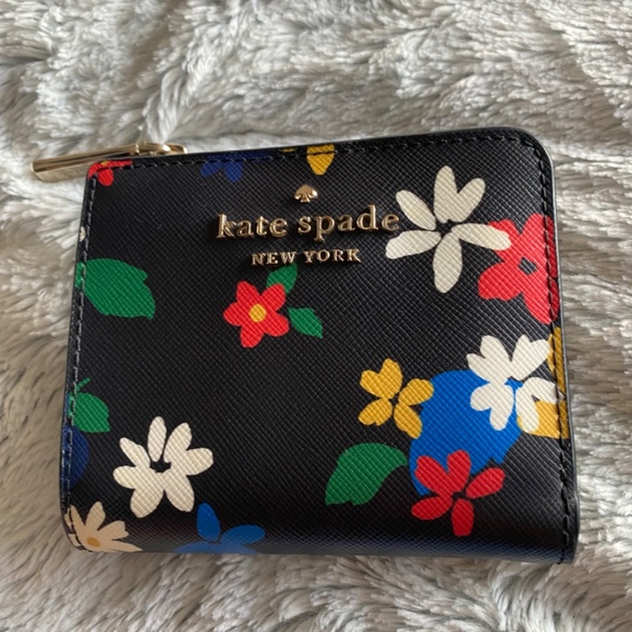 Preloved Kate Spade bifold wallet in very good condition in black/multi floral. - Picture 6 of 6